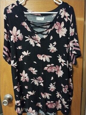 Maurices 24 7 Soft Lightweight Top Size 2 Black Pink Floral Criss Cross Vneck